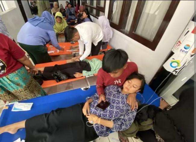 Ilustrasi sejumlah siswa di Bandung Barat mendapatkan perawatan medis usai keracunan makan bergizi gratis (MBG). [Int]